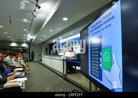 (190910) -- HONG KONG, 10 septembre 2019 -- Une conférence de presse quotidienne de la police de Hong Kong a lieu dans le sud de la Chine à Hong Kong, le 10 septembre 2019. La police de Hong Kong a déclaré mardi que 10 lignes téléphoniques anti-violence avaient été lancées alors que les troubles entraient dans le troisième mois. Selon la police, les lignes directes servent uniquement à recevoir des informations antiviolence, y compris des photos, des clips audio et vidéo via WhatsApp afin de contribuer à la prévention et à la détection de la criminalité. CHINA-HONG KONG-ANTI-VIOLENCE HOTLINES-LAUNCH (CN) LIUXDAWEI PUBLICATIONXNOTXINXCHN Banque D'Images