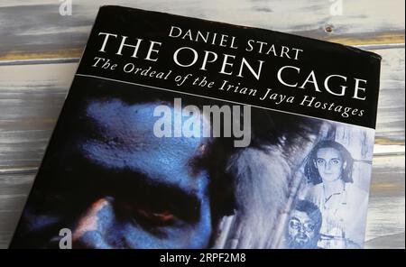 Viersen, Allemagne - juillet 9. 2023 : gros plan de la couverture du livre de Daniel Start the open cage sur l'expérience de prise d'otages en Irian Jaya Banque D'Images