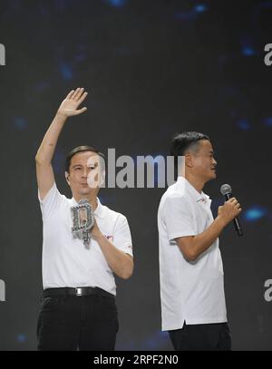 (190911) -- HANGZHOU, 11 septembre 2019 -- Jack Ma (R) et le PDG d'Alibaba Daniel Zhang posent à une cérémonie pour marquer le 20e anniversaire du groupe Alibaba à Hangzhou, capitale de la province du Zhejiang de l'est de la Chine, le 10 septembre 2019. Jack Ma a officiellement démissionné de son poste de président du groupe Alibaba mardi, remettant le poste au PDG de la société Daniel Zhang. C’est une journée spéciale pour le milliardaire chinois et le géant du commerce électronique qu’il a co-fondé. Ma, un ancien professeur d’anglais, fête ses 55 ans mardi, ce qui a également marqué le 20e anniversaire du groupe Alibaba et coïncidé avec la Journée des enseignants. Ma a remis le ce Banque D'Images