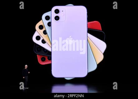 Actualités Themen der Woche KW37 San Francisco, Apple-Keynote 190911 -- SAN FRANCISCO, 11 septembre 2019 -- Tim Cook, PDG d'Apple, expose de nouveaux iPhones lors d'un événement de lancement de produit au siège social d'Apple en Californie, aux États-Unis, le 10 septembre 2019. Apple Inc. A annoncé une nouvelle gamme d'iPhone, y compris iPhone 11 et Pro, iPad, Apple Watch série 5 et d'autres produits et services lors de son événement majeur d'automne en Californie du Nord mardi. Distribuer via US-APPLE-NOUVEAUX PRODUITS-DÉVOILEMENT Xinhua PUBLICATIONxNOTxINxCHN Banque D'Images