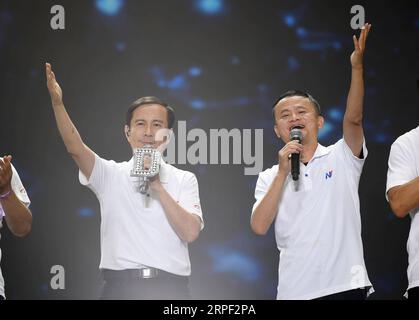 (190911) -- HANGZHOU, 11 septembre 2019 -- Jack Ma (R) et le PDG d'Alibaba Daniel Zhang posent à une cérémonie pour marquer le 20e anniversaire du groupe Alibaba à Hangzhou, capitale de la province du Zhejiang de l'est de la Chine, le 10 septembre 2019. Jack Ma a officiellement démissionné de son poste de président du groupe Alibaba mardi, remettant le poste au PDG de la société Daniel Zhang. C’est une journée spéciale pour le milliardaire chinois et le géant du commerce électronique qu’il a co-fondé. Ma, un ancien professeur d’anglais, fête ses 55 ans mardi, ce qui a également marqué le 20e anniversaire du groupe Alibaba et coïncidé avec la Journée des enseignants. Ma a remis le ce Banque D'Images