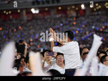 190911 -- HANGZHOU, 11 septembre 2019 -- Jack Ma exprime sa gratitude aux employés lors d'une cérémonie pour marquer le 20e anniversaire du groupe Alibaba à Hangzhou, capitale de la province du Zhejiang de l'est de la Chine, le 10 septembre 2019. Jack Ma a officiellement démissionné de son poste de président du groupe Alibaba mardi, remettant le poste au PDG de la société Daniel Zhang. C’est une journée spéciale pour le milliardaire chinois et le géant du commerce électronique qu’il a co-fondé. Ma, un ancien professeur d’anglais, fête ses 55 ans mardi, ce qui a également marqué le 20e anniversaire du groupe Alibaba et coïncidé avec la Journée des enseignants. Ma a remis le PDG pos Banque D'Images