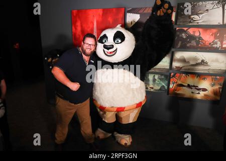 (190911) -- CANBERRA, 11 septembre 2019 -- Un visiteur pose avec le personnage de Kung Fu Panda , lors d'une exposition sur DreamWorks animation au Musée national d'Australie (NMA) à Canberra, Australie, le 11 septembre 2019. NMA lancera l'animation DreamWorks : The Exhibition jeudi. Jusqu'au 2 février 2020, l'exposition présente plus de 400 pièces issues de 33 films d'animation DreamWorks, dont Shrek, Madagascar, Kung Fu Panda, Prince d'Egypte, comment entraîner votre Dragon. POUR ALLER AVEC Feature : marcher dans le monde de Shrek et Kung Fu Panda ) AUSTRALIE-CANBERRA-EXPOSITION-DREAMWORKS ANIMA Banque D'Images