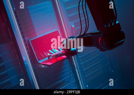 Robots piratant des serveurs. Hacker IA. Main de robot mécanique tapant sur l'ordinateur portable. Banque D'Images