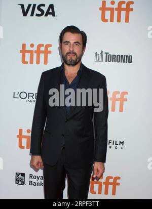 (190911) -- TORONTO, 11 septembre 2019 -- l'acteur Claes Bang pose pour des photos avant la première nord-américaine du film The Burnt Orange Heresy au Roy Thomson Hall lors du Festival international du film de Toronto (TIFF) 2019 à Toronto, Canada, le 11 septembre 2019. (Photo de /Xinhua) CANADA-TORONTO-TIFF- L'HÉRÉSIE ORANGE brulante ZouxZheng PUBLICATIONxNOTxINxCHN Banque D'Images