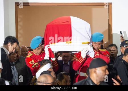 (190912) -- BEIJING, 12 septembre 2019 -- des officiers de l'armée portent le cercueil de l'ancien président indonésien Bacharuddin Jusuf Habibie à l'hôpital central de l'armée (RSPAD) à Jakarta, Indonésie, le 11 septembre 2019. Bacharuddin Jusuf Habibie est décédé mercredi à 83 ans après avoir été traité intensivement à l'hôpital depuis le 1 septembre pour son problème cardiaque. ) PHOTOS XINHUA DU JOUR VerixSanovri PUBLICATIONxNOTxINxCHN Banque D'Images