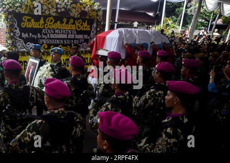 (190912) -- JAKARTA, 12 septembre 2019 -- des militaires portent un cercueil avec le corps de l'ancien président Bacharuddin Jusuf Habibie lors des funérailles à Jakarta, en Indonésie. 12 septembre 2019. Bacharuddin Jusuf Habibie est décédé mercredi à 83 ans après avoir été traité intensément dans un hôpital ici depuis septembre 1 pour son problème cardiaque. INDONÉSIE-JAKARTA-ANCIEN PRÉSIDENT-FUNÉRAILLES AGUNGXKUNCAHYAXB. PUBLICATIONxNOTxINxCHN Banque D'Images