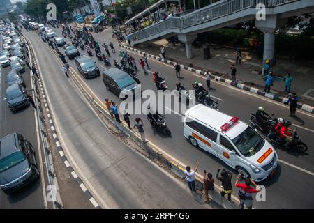 (190912) -- JAKARTA, 12 septembre 2019 -- Un corbillard portant le corps de l'ancien président indonésien Bacharuddin Jusuf Habibie passe devant la route principale menant au cimetière du cimetière des héros de Kalibata, à Jakarta, Indonésie, le 12 septembre 2019. Bacharuddin Jusuf Habibie est décédé mercredi à 83 ans après avoir été traité intensément dans un hôpital ici depuis septembre 1 pour son problème cardiaque. INDONÉSIE-JAKARTA-ANCIEN PRÉSIDENT-FUNÉRAILLES VerixSanovri PUBLICATIONxNOTxINxCHN Banque D'Images