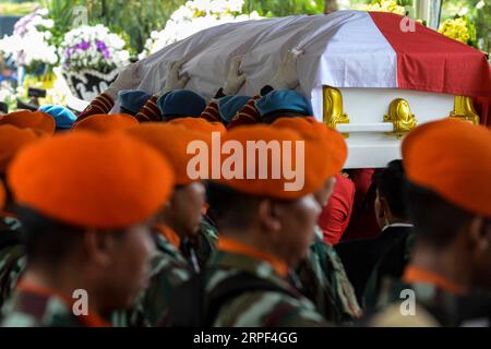 (190912) -- JAKARTA, 12 septembre 2019 -- des militaires portent un cercueil avec le corps de l'ancien président Bacharuddin Jusuf Habibie lors des funérailles à Jakarta, en Indonésie. 12 septembre 2019. Bacharuddin Jusuf Habibie est décédé mercredi à 83 ans après avoir été traité intensément dans un hôpital ici depuis septembre 1 pour son problème cardiaque. INDONÉSIE-JAKARTA-ANCIEN PRÉSIDENT-FUNÉRAILLES AGUNGXKUNCAHYAXB. PUBLICATIONxNOTxINxCHN Banque D'Images