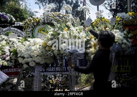 (190912) -- JAKARTA, 12 septembre 2019 -- un indonésien apporte ses condoléances à la maison de l'ancien président Bacharuddin Jusuf Habibie lors des funérailles à Jakarta, en Indonésie. 12 septembre 2019. Bacharuddin Jusuf Habibie est décédé mercredi à 83 ans après avoir été traité intensément dans un hôpital ici depuis septembre 1 pour son problème cardiaque. INDONÉSIE-JAKARTA-ANCIEN PRÉSIDENT-FUNÉRAILLES AGUNGXKUNCAHYAXB. PUBLICATIONxNOTxINxCHN Banque D'Images