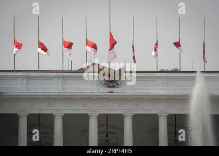 (190912) -- JAKARTA, 12 septembre 2019 -- les drapeaux nationaux indonésiens flottent en Berne au palais présidentiel pour pleurer l'ancien président indonésien Bacharuddin Jusuf Habibie à Jakarta, Indonésie, le 12 septembre 2019. Bacharuddin Jusuf Habibie est décédé mercredi à 83 ans après avoir été traité intensément dans un hôpital ici depuis septembre 1 pour son problème cardiaque. INDONÉSIE-JAKARTA-ANCIEN PRÉSIDENT-B. J. HABIBIE-LAISSEZ PASSER VerixSanovri PUBLICATIONxNOTxINxCHN Banque D'Images