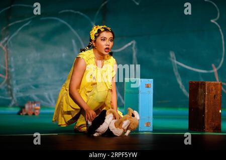 (190914) -- BUCAREST, 14 septembre 2019 -- Tang Yan, du Théâtre national chinois pour enfants, joue dans le spectacle TR-E-E, une histoire d'un jeune ginkgo, lors du 15e Festival international Impuls de théâtre d'animation contemporain à Bucarest, capitale de la Roumanie, le 13 septembre 2019. (Photo de /Xinhua) ROUMANIE-BUCAREST-REPRÉSENTATION CHINOISE CristianxCristel PUBLICATIONxNOTxINxCHN Banque D'Images