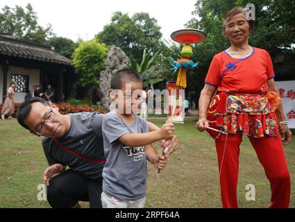 (190914) -- NANJING, 14 septembre 2019 -- Un enfant joue un diabolo au Musée folklorique de Nanjing à Nanjing, capitale de la province du Jiangsu de l est de la Chine, 14 septembre 2019. Les habitants et les touristes ont visité le musée folklorique de Nanjing vendredi pour découvrir les coutumes folkloriques traditionnelles, comme un moyen de célébrer le festival de mi-automne.) CHINE-NANJING-MUSEUM-FESTIVAL DE MI-AUTOMNE (CN) JIXCHUNPENG PUBLICATIONXNOTXINXCHN Banque D'Images