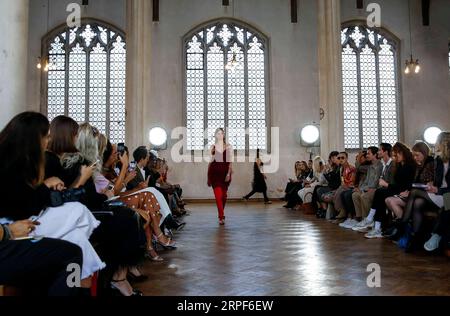 (190914) -- LONDRES, 14 septembre 2019 -- les mannequins marchent sur la piste au salon Sharon Wauchob pendant la London Fashion week à Londres, Grande-Bretagne, le 14 septembre 2019.) BRITAIN-LONDON-FASHION WEEK-SHARON WAUCHOB HANXYAN PUBLICATIONXNOTXINXCHN Banque D'Images