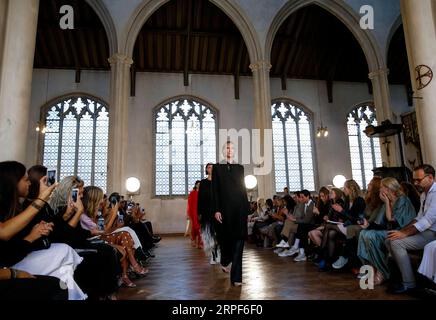 (190914) -- LONDRES, 14 septembre 2019 -- les mannequins marchent sur la piste au salon Sharon Wauchob pendant la London Fashion week à Londres, Grande-Bretagne, le 14 septembre 2019.) BRITAIN-LONDON-FASHION WEEK-SHARON WAUCHOB HANXYAN PUBLICATIONXNOTXINXCHN Banque D'Images