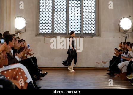 (190914) -- LONDRES, 14 septembre 2019 -- Un mannequin marche sur la piste au salon Sharon Wauchob pendant la London Fashion week à Londres, Grande-Bretagne, le 14 septembre 2019.) BRITAIN-LONDON-FASHION WEEK-SHARON WAUCHOB HANXYAN PUBLICATIONXNOTXINXCHN Banque D'Images