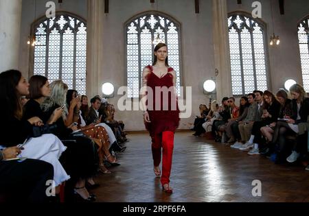 (190914) -- LONDRES, 14 septembre 2019 -- Un mannequin marche sur la piste au salon Sharon Wauchob pendant la London Fashion week à Londres, Grande-Bretagne, le 14 septembre 2019.) BRITAIN-LONDON-FASHION WEEK-SHARON WAUCHOB HANXYAN PUBLICATIONXNOTXINXCHN Banque D'Images