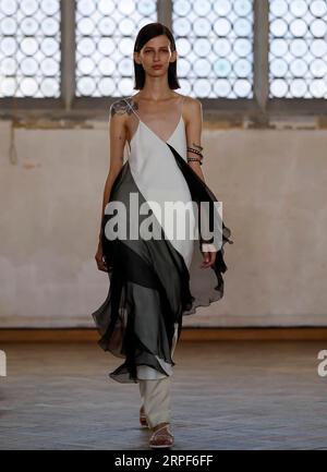 (190914) -- LONDRES, 14 septembre 2019 -- Un mannequin marche sur la piste au salon Sharon Wauchob pendant la London Fashion week à Londres, Grande-Bretagne, le 14 septembre 2019.) BRITAIN-LONDON-FASHION WEEK-SHARON WAUCHOB HANXYAN PUBLICATIONXNOTXINXCHN Banque D'Images