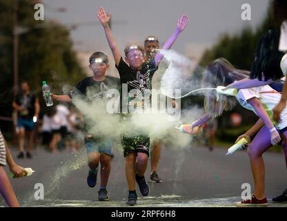 (190914) -- BUCAREST, 14 septembre 2019 (Xinhua) -- des gens participent à la Color Run Night, une course amusante de 5 km, à Bucarest, Roumanie, le 14 septembre 2019. (Photo de Cristian Cristel/Xinhua) ROUMANIE-BUCAREST-COULEUR RUN PUBLICATIONxNOTxINxCHN Banque D'Images