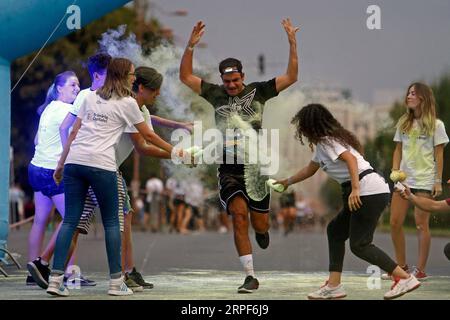 (190914) -- BUCAREST, 14 septembre 2019 (Xinhua) -- des gens participent à la Color Run Night, une course amusante de 5 km, à Bucarest, Roumanie, le 14 septembre 2019. (Photo de Cristian Cristel/Xinhua) ROUMANIE-BUCAREST-COULEUR RUN PUBLICATIONxNOTxINxCHN Banque D'Images