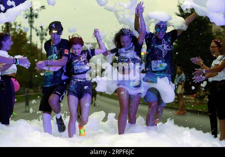 (190914) -- BUCAREST, 14 septembre 2019 (Xinhua) -- des gens participent à la Color Run Night, une course amusante de 5 km, à Bucarest, Roumanie, le 14 septembre 2019. (Photo de Cristian Cristel/Xinhua) ROUMANIE-BUCAREST-COULEUR RUN PUBLICATIONxNOTxINxCHN Banque D'Images