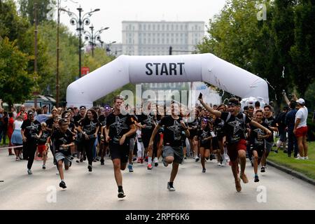 (190914) -- BUCAREST, 14 septembre 2019 (Xinhua) -- des gens participent à la Color Run Night, une course amusante de 5 km, à Bucarest, Roumanie, le 14 septembre 2019. (Photo de Cristian Cristel/Xinhua) ROUMANIE-BUCAREST-COULEUR RUN PUBLICATIONxNOTxINxCHN Banque D'Images