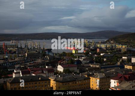 (190915) -- MOURMANSK, 15 septembre 2019 -- la photo prise le 14 septembre 2019 montre le paysage de la ville portuaire du cercle polaire arctique de Mourmansk, en Russie. RUSSIE-MOURMANSK-PAYSAGE BaixXueqi PUBLICATIONxNOTxINxCHN Banque D'Images