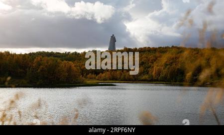 (190915) -- MOURMANSK, 15 septembre 2019 -- la photo prise le 14 septembre 2019 montre le Monument des défenseurs de l'Arctique soviétique pendant la Grande Guerre patriotique, également connu sous le nom d'Alyosha, dans la ville portuaire du cercle arctique de Mourmansk, en Russie.) RUSSIE-MOURMANSK-PAYSAGE BaixXueqi PUBLICATIONxNOTxINxCHN Banque D'Images