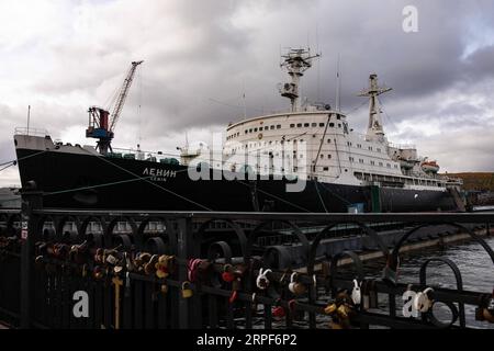 (190915) -- MOURMANSK, 15 septembre 2019 -- la photo prise le 14 septembre 2019 montre le brise-glace à propulsion nucléaire Lénine dans la ville portuaire de Mourmansk, en Russie, dans le cercle polaire arctique.) RUSSIE-MOURMANSK-PAYSAGE BaixXueqi PUBLICATIONxNOTxINxCHN Banque D'Images