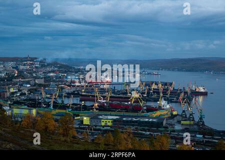 (190915) -- MOURMANSK, 15 septembre 2019 -- la photo prise le 12 septembre 2019 montre le paysage de la ville portuaire du cercle polaire arctique de Mourmansk, en Russie. RUSSIE-MOURMANSK-PAYSAGE BaixXueqi PUBLICATIONxNOTxINxCHN Banque D'Images