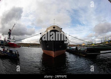 (190915) -- MOURMANSK, 15 septembre 2019 -- la photo prise le 14 septembre 2019 montre le brise-glace à propulsion nucléaire Lénine dans la ville portuaire de Mourmansk, en Russie, dans le cercle polaire arctique.) RUSSIE-MOURMANSK-PAYSAGE BaixXueqi PUBLICATIONxNOTxINxCHN Banque D'Images