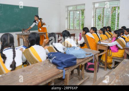 Agartala, Tripura, Inde. 4 septembre 2023. Un étudiant senior prend des cours pour les étudiants juniors de l'école secondaire supérieure Netaji Subhas Vidyaniketan à la veille de la célébration de la «Journée des enseignants» à Agartala. La Journée des enseignants est célébrée le 5 septembre pour remercier les enseignants de leur contribution à la société. Banque D'Images