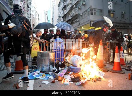 (190915) -- HONG KONG, 15 septembre 2019 -- des émeutiers ont incendié Queen's Road East à Hong Kong, dans le sud de la Chine, le 15 septembre 2019. Des émeutiers ont incendié des zones centrales et de l'Amirauté, ont lancé des bombes à essence sur les bureaux du gouvernement de la région administrative spéciale de Hong Kong (HKSAR) et ont vandalisé des gares ferroviaires de transport en commun (MTR) dimanche. CHINA-HONG KONG-RIOTER-VIOLENCE (CN) LIXGANG PUBLICATIONXNOTXINXCHN Banque D'Images