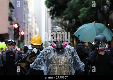 (190915) -- HONG KONG, 15 septembre 2019 -- des émeutiers obstruent la circulation routière sur Queen's Road East à Hong Kong, Chine méridionale, 15 septembre 2019. Des émeutiers ont incendié des zones centrales et de l'Amirauté, ont lancé des bombes à essence sur les bureaux du gouvernement de la région administrative spéciale de Hong Kong (HKSAR) et ont vandalisé des gares ferroviaires de transport en commun (MTR) dimanche. CHINA-HONG KONG-RIOTER-VIOLENCE (CN) LIXGANG PUBLICATIONXNOTXINXCHN Banque D'Images