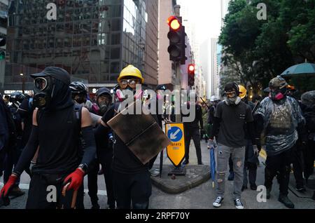 (190915) -- HONG KONG, 15 septembre 2019 -- des émeutiers obstruent la circulation routière sur Queen's Road East à Hong Kong, Chine méridionale, 15 septembre 2019. Des émeutiers ont incendié des zones centrales et de l'Amirauté, ont lancé des bombes à essence sur les bureaux du gouvernement de la région administrative spéciale de Hong Kong (HKSAR) et ont vandalisé des gares ferroviaires de transport en commun (MTR) dimanche. CHINA-HONG KONG-RIOTER-VIOLENCE (CN) LIXGANG PUBLICATIONXNOTXINXCHN Banque D'Images