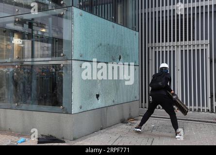 (190915) -- HONG KONG, 15 septembre 2019 -- Un émeutier détruit l'ascenseur des bureaux gouvernementaux de la région administrative spéciale de Hong Kong (RASHK) à Hong Kong, Chine méridionale, le 15 septembre 2019. Des émeutiers ont incendié des zones centrales et de l'Amirauté, ont lancé des bombes à essence sur les bureaux du gouvernement de la RAS de Hong Kong et ont vandalisé les gares ferroviaires de transport en commun (MTR) dimanche. CHINA-HONG KONG-RIOTER-VIOLENCE (CN) LUXHANXIN PUBLICATIONXNOTXINXCHN Banque D'Images