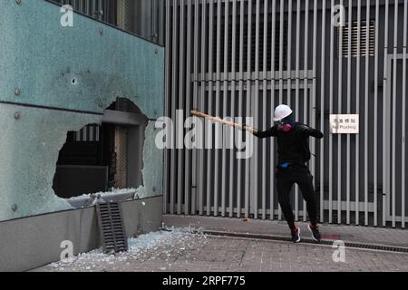 (190915) -- HONG KONG, 15 septembre 2019 -- Un émeutier détruit l'ascenseur des bureaux gouvernementaux de la région administrative spéciale de Hong Kong (RASHK) à Hong Kong, Chine méridionale, le 15 septembre 2019. Des émeutiers ont incendié des zones centrales et de l'Amirauté, ont lancé des bombes à essence sur les bureaux du gouvernement de la RAS de Hong Kong et ont vandalisé les gares ferroviaires de transport en commun (MTR) dimanche. CHINA-HONG KONG-RIOTER-VIOLENCE (CN) MAOXSIQIAN PUBLICATIONXNOTXINXCHN Banque D'Images