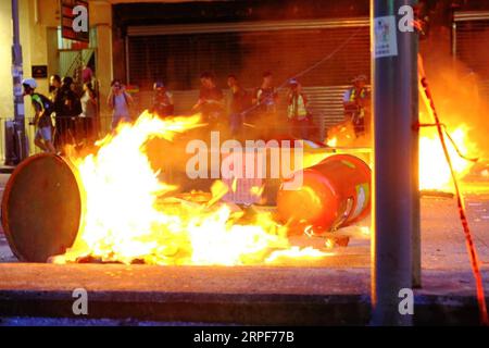 (190915) -- HONG KONG, 15 septembre 2019 -- des émeutiers ont incendié WAN Chai de Hong Kong, Chine méridionale, le 15 septembre 2019. Des émeutiers ont incendié des zones centrales et de l'Amirauté, ont lancé des bombes à essence sur les bureaux du gouvernement de la région administrative spéciale de Hong Kong (HKSAR) et ont vandalisé des gares ferroviaires de transport en commun (MTR) dimanche. CHINA-HONG KONG-RIOTER-VIOLENCE (CN) WANGXSHEN PUBLICATIONXNOTXINXCHN Banque D'Images