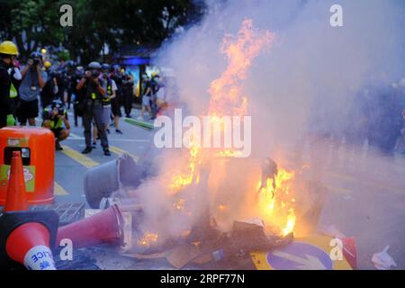 (190915) -- HONG KONG, 15 septembre 2019 -- des émeutiers ont incendié WAN Chai de Hong Kong, Chine méridionale, le 15 septembre 2019. Des émeutiers ont incendié des zones centrales et de l'Amirauté, ont lancé des bombes à essence sur les bureaux du gouvernement de la région administrative spéciale de Hong Kong (HKSAR) et ont vandalisé des gares ferroviaires de transport en commun (MTR) dimanche. CHINA-HONG KONG-RIOTER-VIOLENCE (CN) WANGXSHEN PUBLICATIONXNOTXINXCHN Banque D'Images