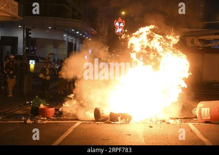 (190915) -- HONG KONG, 15 septembre 2019 -- des émeutiers ont incendié Hennessy Road à Hong Kong, Chine méridionale, le 15 septembre 2019. Des émeutiers ont incendié des zones centrales et de l'Amirauté, ont lancé des bombes à essence sur les bureaux du gouvernement de la région administrative spéciale de Hong Kong (HKSAR) et ont vandalisé des gares ferroviaires de transport en commun (MTR) dimanche. CHINA-HONG KONG-RIOTER-VIOLENCE (CN) LUXHANXIN PUBLICATIONXNOTXINXCHN Banque D'Images