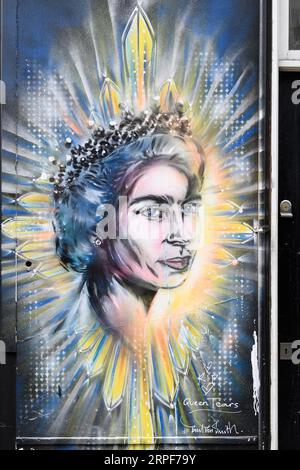 Street art de sa Majesté la reine Elizabeth II par l'artiste Paul Don Smith photographié le jour de ses funérailles, Dean Street, Soho, Londres, Royaume-Uni. 19 S Banque D'Images