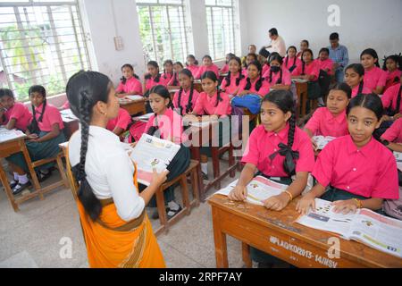 Agartala, Tripura, Inde. 4 septembre 2023. Un étudiant senior prend des cours pour les étudiants juniors de l'école secondaire supérieure Netaji Subhas Vidyaniketan à la veille de la célébration de la «Journée des enseignants» à Agartala. La Journée des enseignants est célébrée le 5 septembre pour remercier les enseignants de leur contribution à la société. Banque D'Images