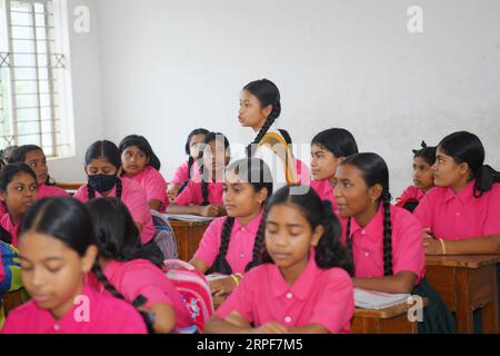 Agartala, Tripura, Inde. 4 septembre 2023. Un étudiant senior prend des cours pour les étudiants juniors de l'école secondaire supérieure Netaji Subhas Vidyaniketan à la veille de la célébration de la «Journée des enseignants» à Agartala. La Journée des enseignants est célébrée le 5 septembre pour remercier les enseignants de leur contribution à la société. Banque D'Images