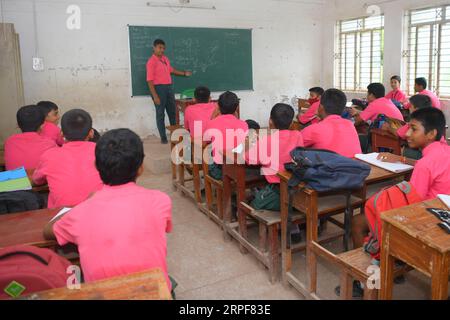 Agartala, Tripura, Inde. 4 septembre 2023. Un étudiant senior prend des cours pour les étudiants juniors de l'école secondaire supérieure Netaji Subhas Vidyaniketan à la veille de la célébration de la «Journée des enseignants» à Agartala. La Journée des enseignants est célébrée le 5 septembre pour remercier les enseignants de leur contribution à la société. Banque D'Images