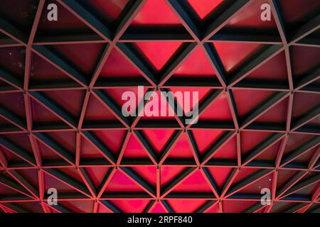 Motif architectural vortex abstrait de triangles rouges Banque D'Images