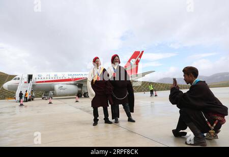 (190917) -- GARZE, 17 septembre 2019 -- les Tibétains prennent des photos à l'aéroport Garze Gesar dans la préfecture autonome tibétaine de Garze, dans la province du Sichuan du sud-ouest de la Chine, le 16 septembre 2019. L'aéroport Garze Gesar, situé à 4 068 mètres d'altitude dans la préfecture autonome tibétaine de Garze, a vu son premier avion atterrir lundi matin. Le trajet entre Garze et Chengdu prenait auparavant plus de huit heures en voiture. Avec le nouvel aéroport, il ne s'agit plus que d'une heure de vol. ) CHINA-SICHUAN-GARZE-HIGH ALTITUDE AIRPORT-OPENING (CN) JIANGXHONGJING PUBLICATIONXNOTXINXCHN Banque D'Images