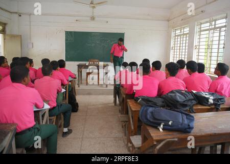 Agartala, Tripura, Inde. 4 septembre 2023. Un étudiant senior prend des cours pour les étudiants juniors de l'école secondaire supérieure Netaji Subhas Vidyaniketan à la veille de la célébration de la «Journée des enseignants» à Agartala. La Journée des enseignants est célébrée le 5 septembre pour remercier les enseignants de leur contribution à la société. Banque D'Images