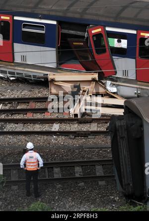 190917 -- HONG KONG, le 17 septembre 2019 -- Un membre du personnel est vu sur les lieux de l'accident où un train a déraillé à Hong Kong, dans le sud de la Chine, le 17 septembre 2019. Un train transportant des centaines de passagers a déraillé à Kowloon de Hong Kong à l'heure de pointe mardi matin, blessant au moins huit personnes à bord. CHINA-HONG KONG-TRAIN-DÉRAILLER CN WANGXSHEN PUBLICATIONXNOTXINXCHN Banque D'Images