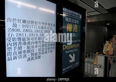 190917 -- HONG KONG, le 17 septembre 2019 -- Un écran affiche les informations sur les trains annulés à la gare MTR de Hung Hom à Hong Kong, dans le sud de la Chine, le 17 septembre 2019. Un train transportant des centaines de passagers a déraillé à Kowloon de Hong Kong à l'heure de pointe mardi matin, blessant au moins huit personnes à bord. CHINA-HONG KONG-TRAIN-DÉRAILLER CN WANGXSHEN PUBLICATIONXNOTXINXCHN Banque D'Images