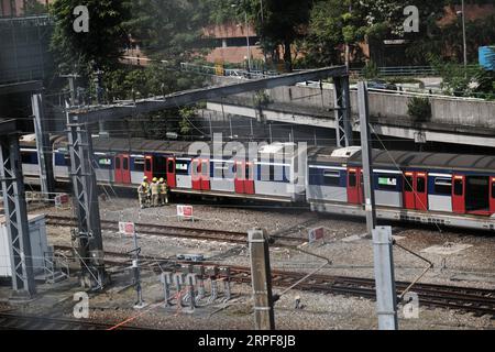 Hongkong, Verletzte BEI Zugunglück (190917) -- HONG KONG, le 17 septembre 2019 -- des sauveteurs sont vus sur les lieux de l'accident où un train a déraillé à Hong Kong, dans le sud de la Chine, le 17 septembre 2019. Un train transportant des centaines de passagers a déraillé à Kowloon de Hong Kong à l'heure de pointe mardi matin, blessant au moins huit personnes à bord.) CHINA-HONG KONG-TRAIN-DÉRAILING (CN) WANGXSHEN PUBLICATIONXNOTXINXCHN Banque D'Images